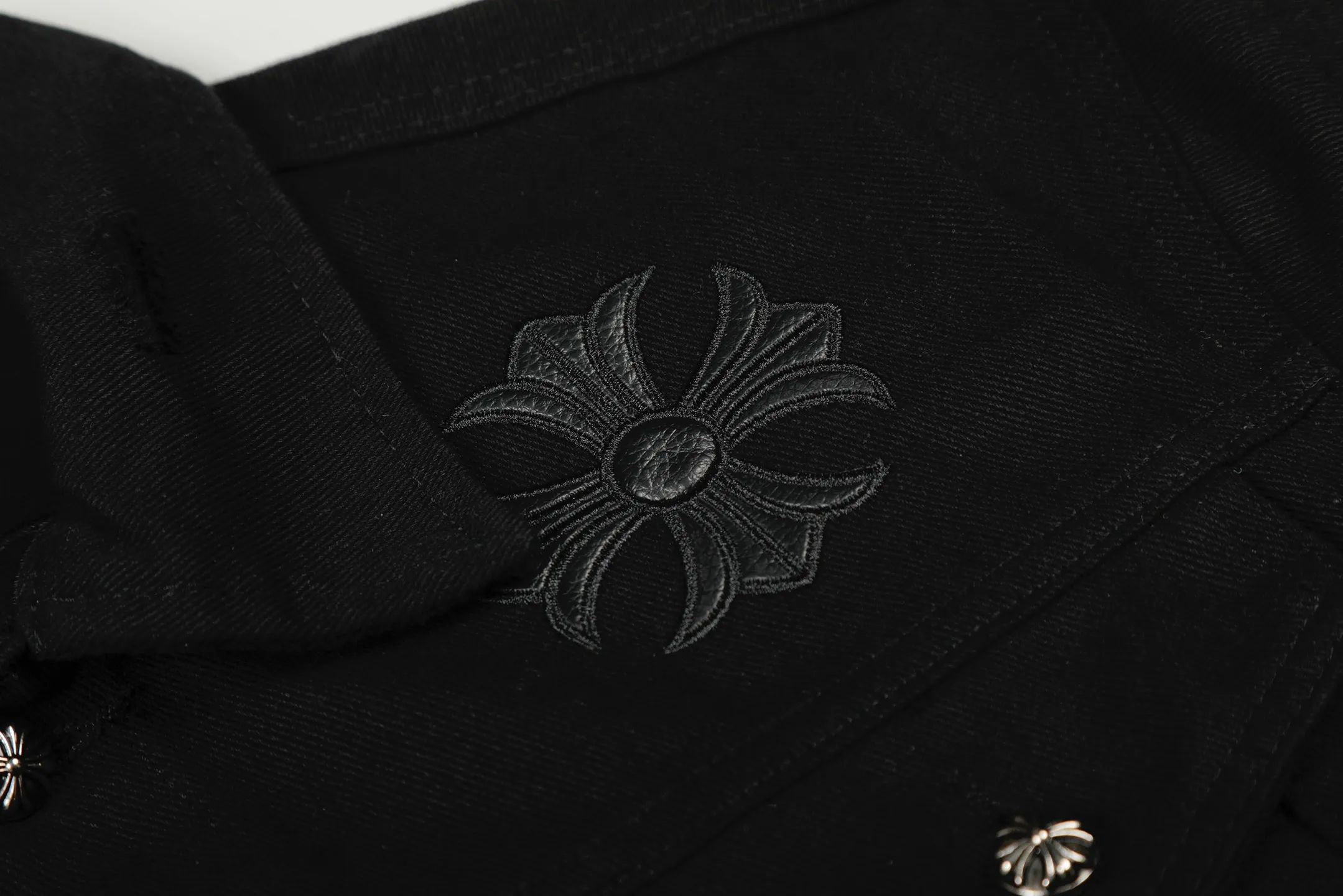 P270 💰 Chrome Hearts Chrome Hearts Cross-Patch Leather Embroidered Shirt Denim Jacket OS version can be worn by both men and women! The fabric is made of twill gauze cotton fabric! The texture is clear and smooth, not easy to wrinkle or fade! The embroidery process is complex and repetitive. There are more than 20 leather labels. It takes 6 repeated embroidery steps to complete the back body. The requirements for the embroidery machine are very strict, and the distance is 45 cm! It won’t work if the spacing is too big, and it won’t work if it’s too small! We make clothes with care, and every detail must be restored one to one! The hardware is all carved and cast, and they are all genuine from the original factory! This piece of clothing consumes a lot of material, with more than 3 meters of material used for one piece of clothing! After the garment is made, it needs to be fixed at high temperature, washed at a water temperature of more than 70 degrees, and softened by adding softener to make the upper body softer and smoother! There is a flap on the sleeve that can be stored into short sleeves! Make it fit that understanding Color: Black White Size: S-M-L-XL